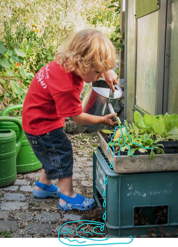 Kind gießt seine Pflanzen